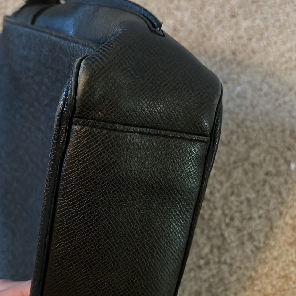 Authentic crossbody Louis Vuitton bag - Picture 2 of 9